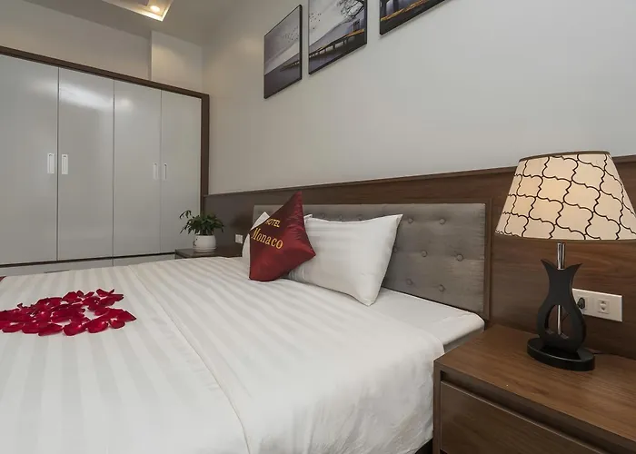 Khách sạn Monaco 3*